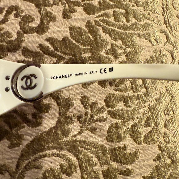 Vintage Chanel sunglasses in good condition- white - Picture 5 of 11